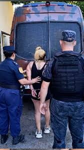MUJER DETENIDA...